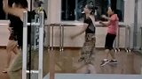 女学员练习拉丁舞，老师一看不由自主捂头