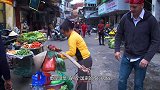 越南姑娘来到中越边境，就地摆摊卖东西，中国男性直呼不敢买！