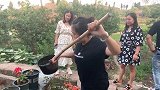 家里来了好多朋友，坐了满满三桌人，二娃把杨梅酒拿来喝起！