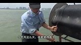 小伙冒着大风收地笼，网里布满青苔和树叶，里面值钱货还真不少