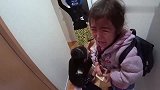 萌娃刚放学就被妈妈的怪兽妆吓得边逃边哭，哇哇喊救命，太吓人了