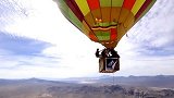 1200米高空，在两个热气球中间走钢丝？