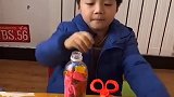 童年趣事：怎么把瓶子打开