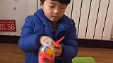 童年趣事：怎么把瓶子打开