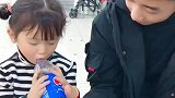 相差12岁的兄妹，哥哥不喜欢让妹妹喝可乐，故意逗妹妹