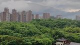 又碰上一个强对流天气，吓得门都不敢出