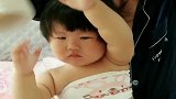 爸爸第一次给宝宝换衣服，眼前这画面，原谅我忍不住笑了！