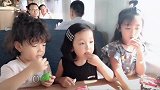 小宝宝们在吃东西呢，真的好可爱呀