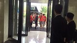 中超-17赛季-上港全队抵达秦皇岛备战  球迷热情似火排队求合影-专题