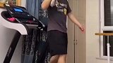 男子跑步机上跳蒙古舞，神态轻松动作丝滑，差点相信自己也能跳