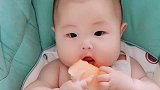 五个月的小宝宝第一次吃哈密瓜，这贪吃的模样真是可爱，好萌啊！
