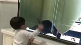 听客厅有动静，出来看到这一幕，熊孩子太不听话了！