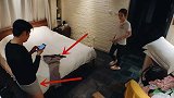 郎朗睡前玩手机太忘我，直接把裤子扔床头，吓得吉娜立马把灯关掉