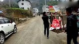 贵州农村马路边，一农家办婚宴，接亲的花轿很有特色！