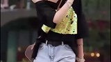 小姐姐笑起来的样子好甜啊，衣服穿搭也是很棒的！