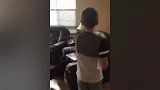 宝宝过生日被爸爸喷彩带，接下来他的反应让全家人笑疯了