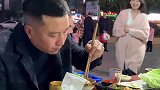 为了省那几块钱，大家都看着她