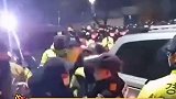 赵斗顺遭民众包围，民众情绪激动娱乐播报台