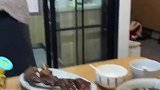 女子突然给丈夫做饭，丈夫感觉不对劲