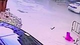 可怕！大妈积水中骑车坠坑被吞 路人施救也遇险