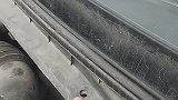 玻璃下面的小孔难道是下雨流水用的吗？