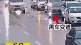 黑色轿车突然变道撞上白车。交警：黑色轿车全责