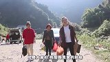 秋妹今天去深山野炊，叫上剪辑师和隔壁孃孃，3人有说有笑，开心