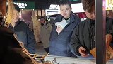 给人大姨都盯不好意思了