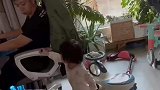 爸爸抱拳感谢女儿送来的投喂，1岁半宝宝抱拳回礼，江湖最高礼仪