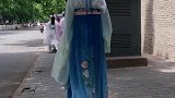 无意间看到一位穿平湖秋月汉服的姑娘，不料被前面的凤凰抢镜！