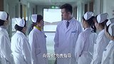 病人需要马上进行手术，帅哥医生让新人做助手，老助手瞬间不开心