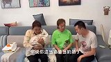 丈夫出差前请俩月嫂，回家见坐月妻子抱着娃做饭，婆婆躺着睡大觉
