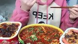 冒着热气的红烧肉，小姐姐直接一口塞，这吃法真是少见