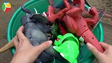 清洗恐龙霸王龙和鲨鱼等动物玩具，婴幼儿宝宝过家家游戏视频