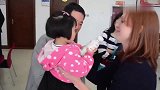 外国夫妇来中国领养孩子，小女孩很快接受了新妈妈，看着好温馨！