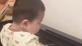 家长从小培养宝宝的音乐素养，这是有味道的钢琴师
