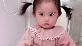 拍照中突发状况让小女孩好尴尬呀，妈妈在一边忍不住发笑