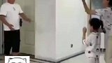 妈妈走来加入父女打球，爸爸一个操作，多少有点私人恩怨