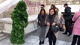 恶作剧-绿色盆栽突然朝自己伸出手来，下一幕靓妹表现真搞笑！