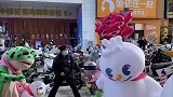 两家玩偶当街起冲突，孩子互殴青蛙多打几下