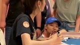 陈钰琪在给粉丝签名，没有一点架子，好亲民