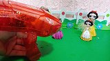 白雪和贝儿都有一个漂亮的泡泡机