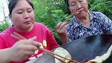 胖妹用农村大锅做了份地道家乡菜，浓香味美奶奶也吃过瘾了