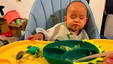 晚上宝宝闭着眼睛吃饭，而且一刻都不停止，这孩子真的是太可爱了