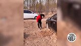 小姐姐制作野外陷阱，男友轻松上套，差点被活埋！