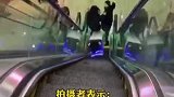 智能机器人想自己下扶梯，结果翻车了