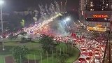 越南击败泰国卫冕东盟杯 大量球迷骑车上街庆祝