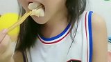 一边吃东西一边看电视心里美美哒