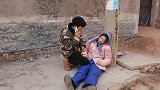 短剧：小伙好心帮助晕倒大妈，被大妈女儿讹诈两千，大妈做法感人