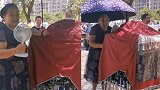 定做铁笼推车接送孙子 奶奶回应：为什么推个车就是在溺爱孩子？